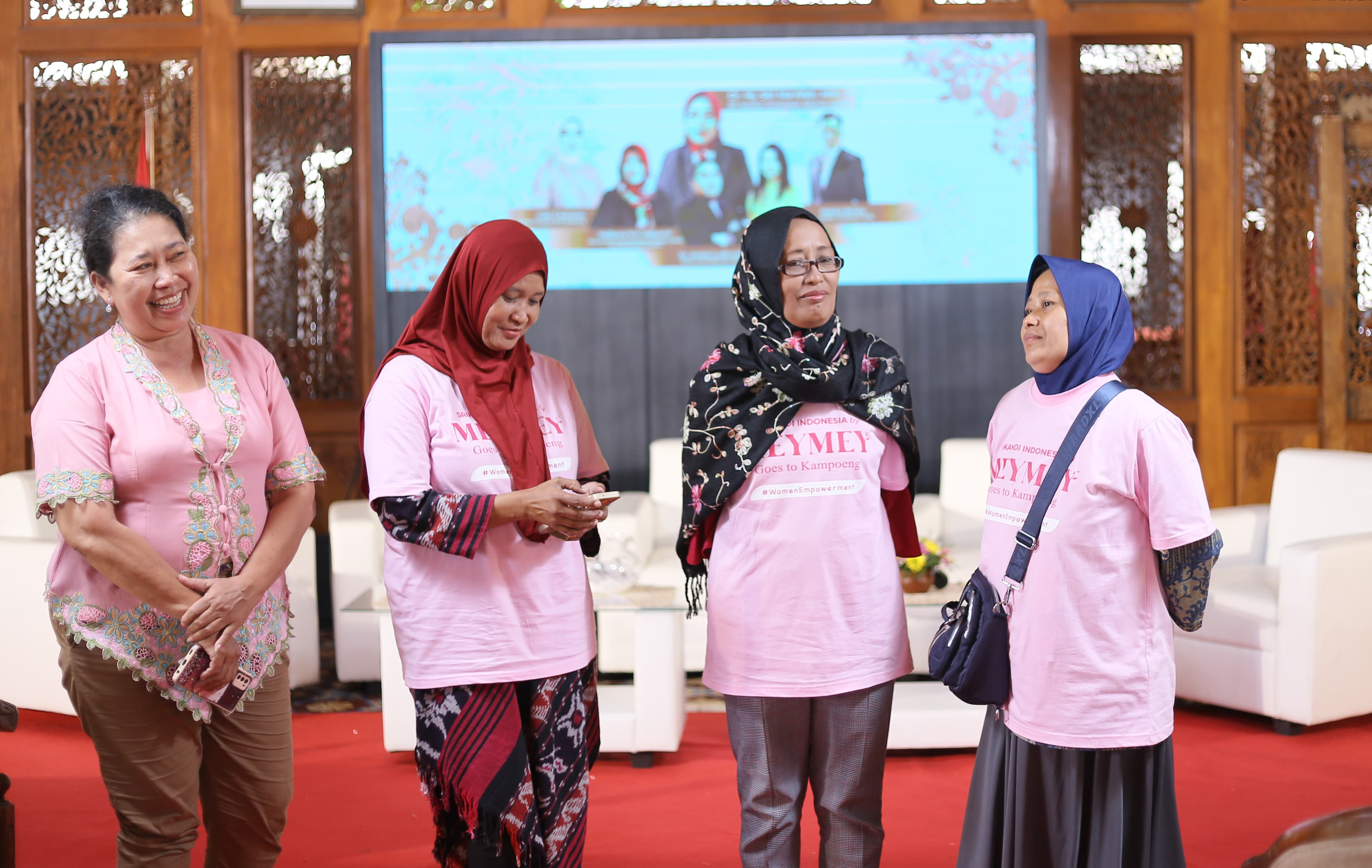 Mey Mey Goes to Kampoeng